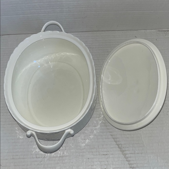 Mikasa Bone China White Silk 2 Quart Oval Covered Casserole Nirumi Japan A7050 - Picture 3 of 5